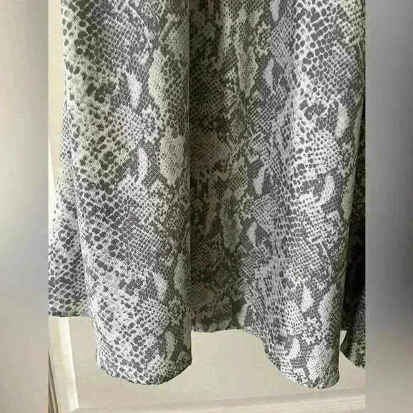 EUC Time & Tru Snakeskin Gray Midi Women’s Size Small (4-6) - Picture 6 of 9